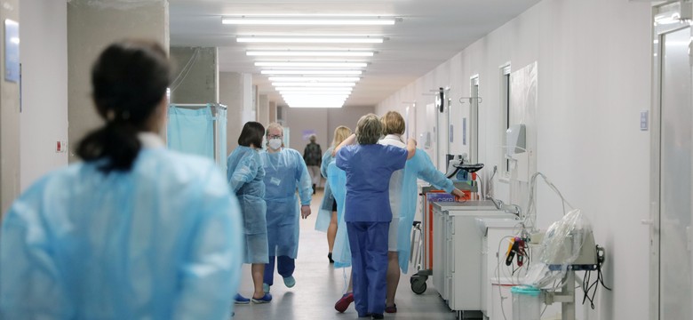 Niemieccy lekarze na OIOM-ach: Trzeba zamknąć kraj na dwa-trzy tygodnie