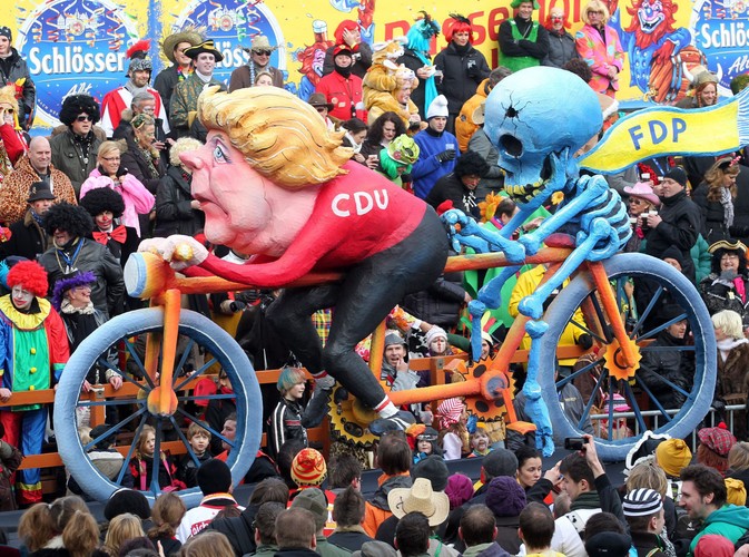 Angela Merkel w tandemie z kościotrupem, na paradzie w Dusseldorfie