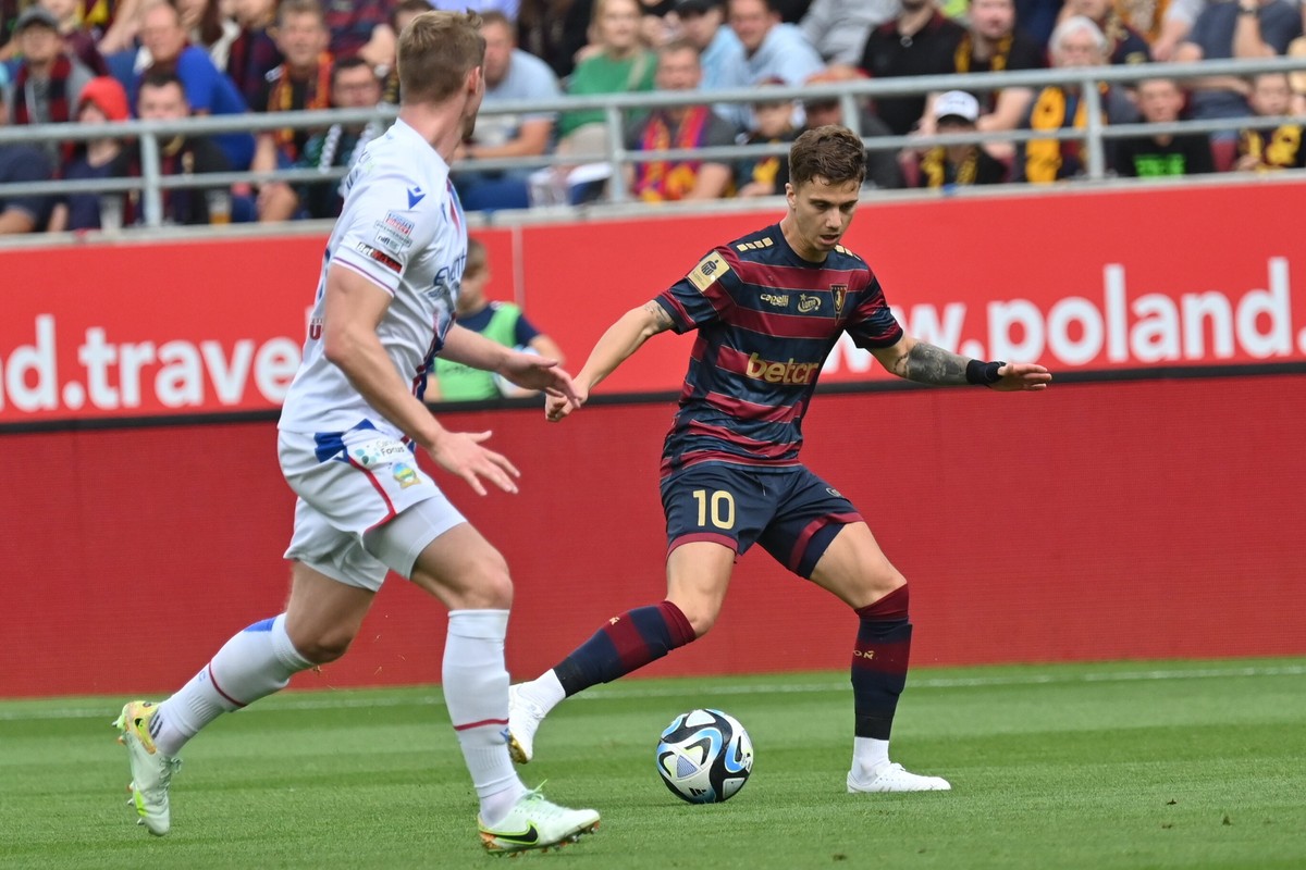 Piłkarz Pogoni Szczecin Luka Zahovic (P) podczas rewanżowego meczu 2. rundy eliminacyjnej Ligi Konferencji z Linfield FC