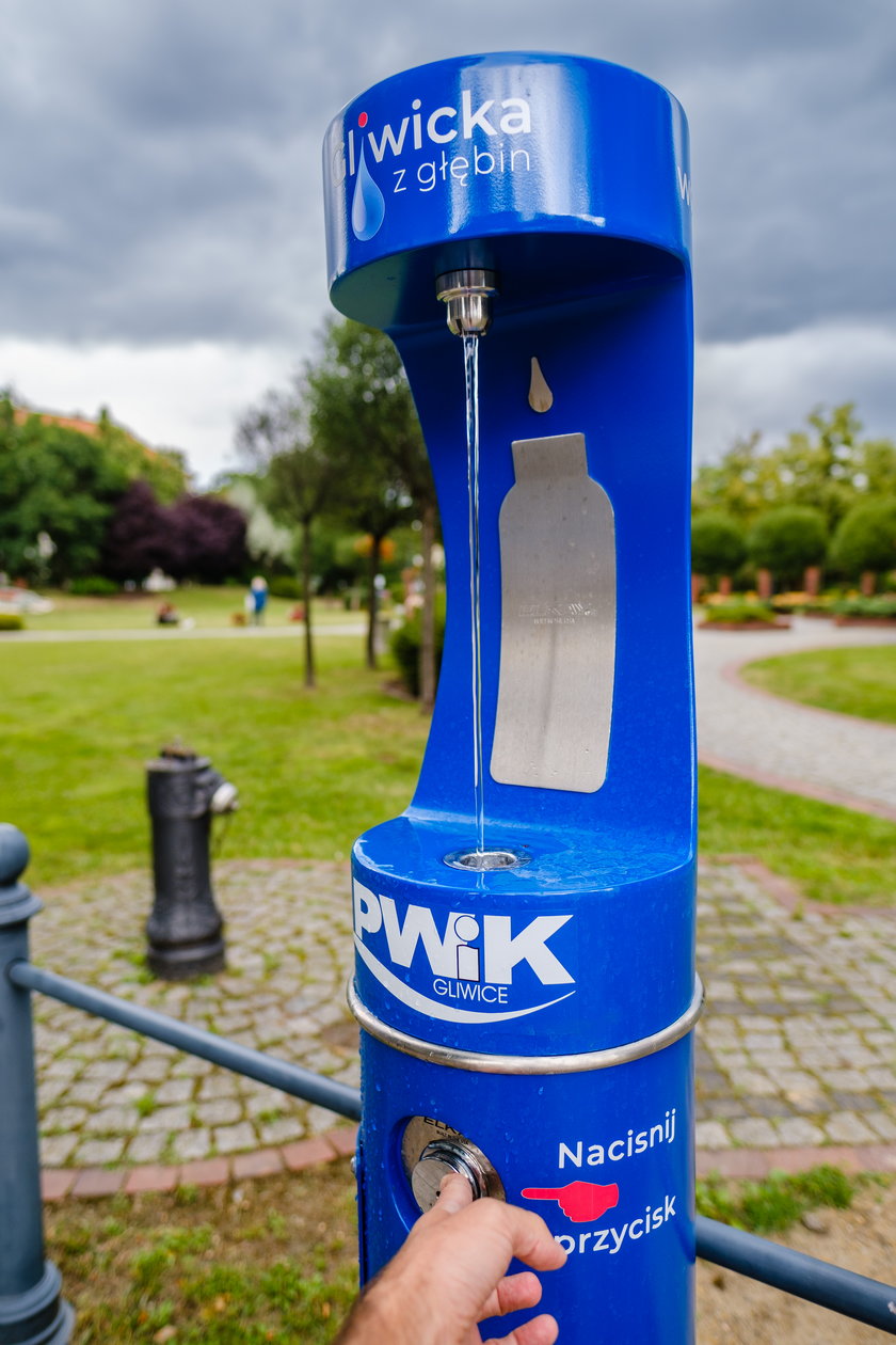 Wystarczy przynieść bidon lub kubek i wcisnąć guziczek