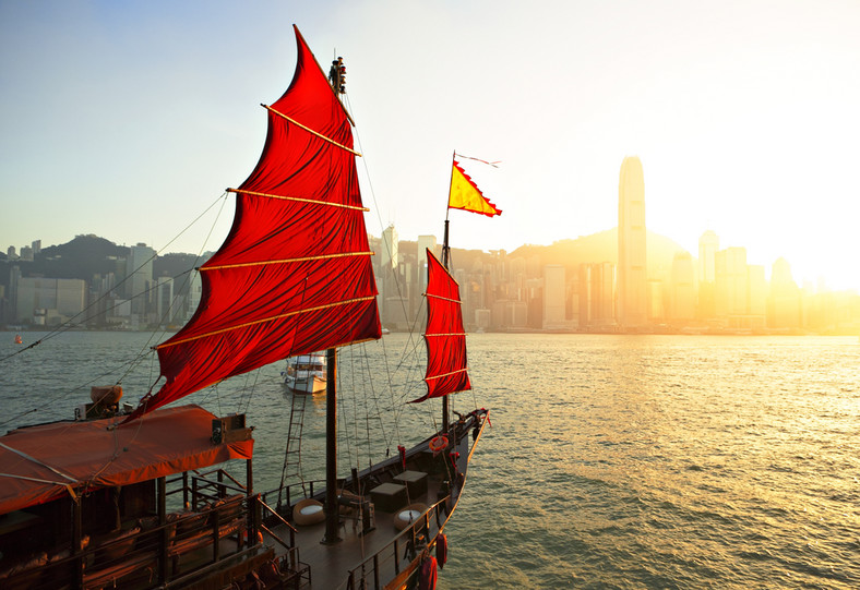 Żaglowy statek na tle portu w Hongkongu, fot. leungchopan