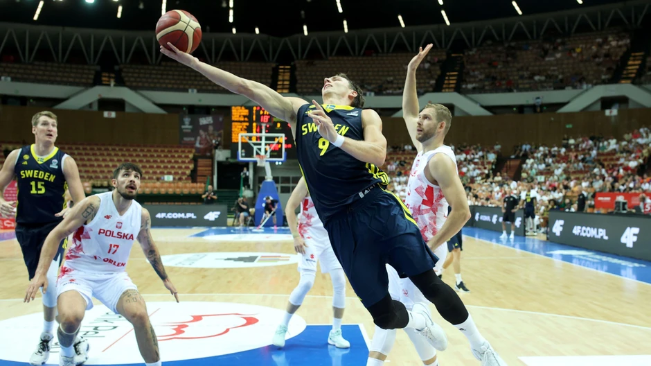 Pele Larson (sa loptom) je prva zvezda švedske selekcije na Evrobasketu | Foto: Jarek Praszkiewicz/EPA