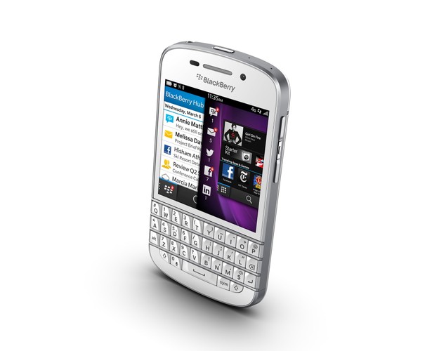 <b>BlackBerry Q10</b>
<br><br>
Procesor: dwurdzeniowy Snapdragon S4+ 1,5GHz
<br>
Ekran: SuperAMOLED, 720×720, dotykowy, pojemnościowy, przekątna 3,1″
<br>
Aparat: tylny 8MPX z AF, diodą LED, rejestracją wideo 1080p, przedni 2 MPX, 720p
<br>
Pamięć: 2GB RAM, 16GB wbudowanej pamięci, gniazdo na karty microSD 64 GB
<br>
WiFi: 802.11 a/b/g/n, dwuzakresowe – 2,4/5GHz
<br>
Bateria: 2100 mAh
<br>
Łączność: NFC, microUSB, microHDMI, Bluetooth 4.0, 4G LTE, GPS
<br>
Wymiary: 119,6 x 66,8 x 10,3 mm