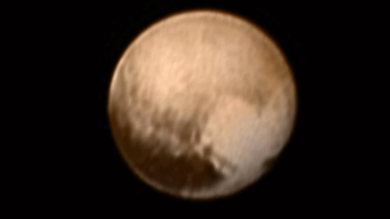 Zdjęcie Plutona ze zbliżającej się sondy New Horizons