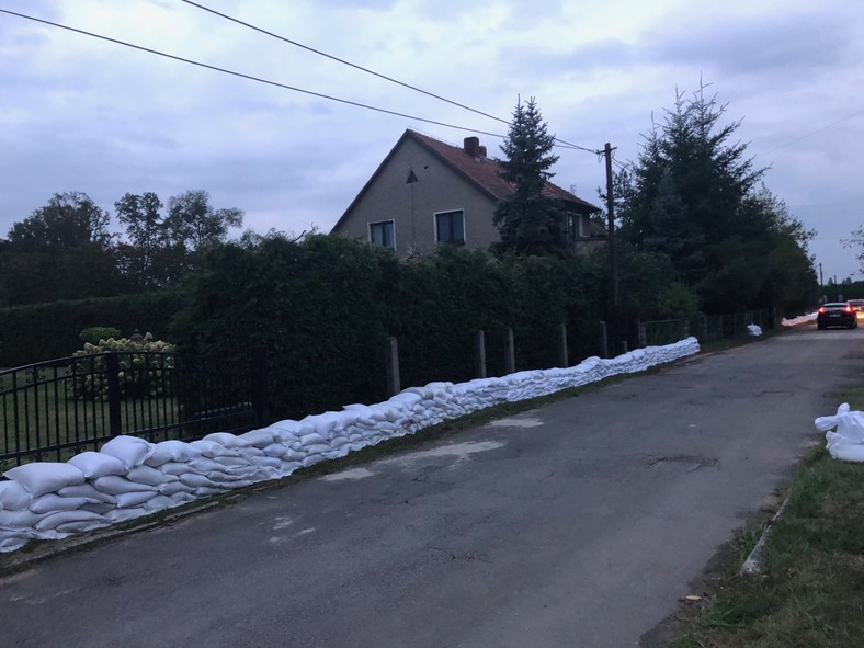 Sienkiewicz en la calle Kuznia Raciborska. Fue aquí donde las autoridades decidieron construir una barrera temporal para proteger la ciudad. Exactamente la mitad del pueblo...