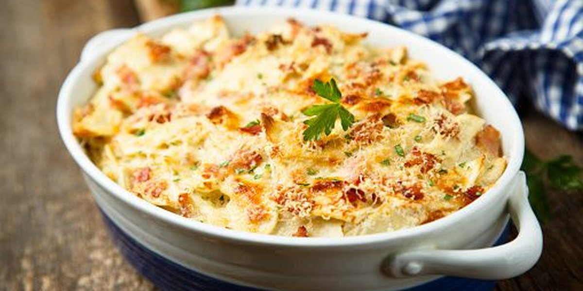 Do zrobienia prostej zapiekanki wystarczą trzy składniki: ziemniaki, cebula i ser mozzarella.