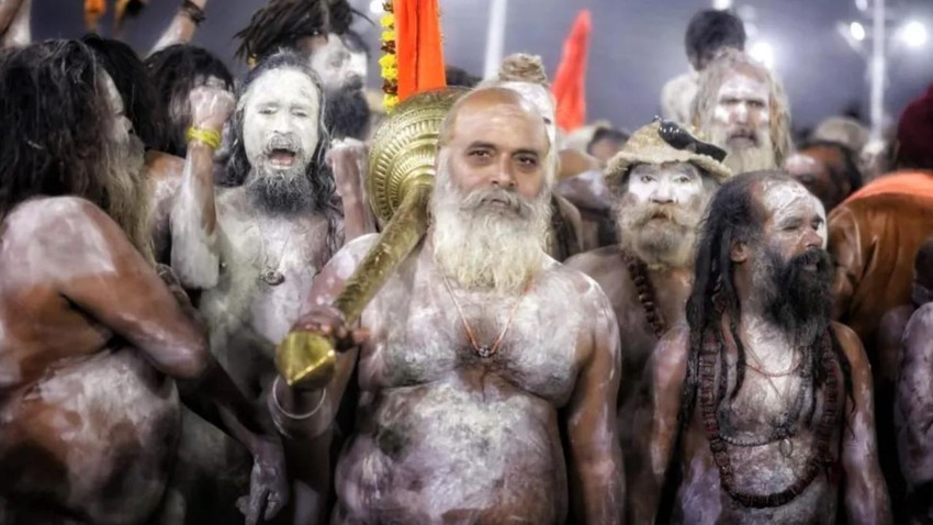 Vernici i sveti ljudi premazuju tela peskom i pepelom tokom festivala | Foto: Ankit Srinivas