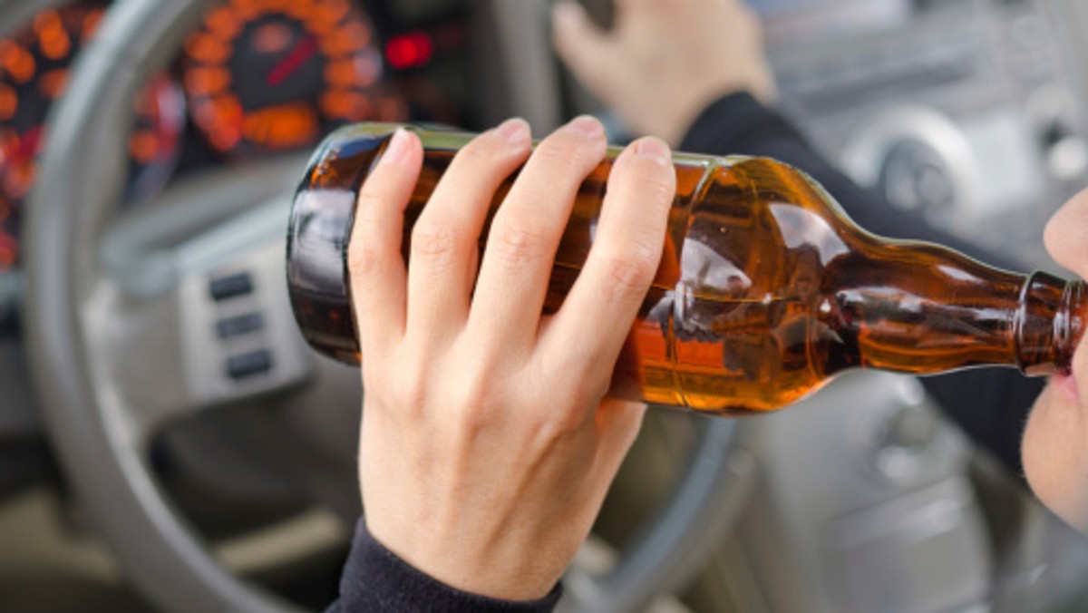 Ponad dwa promile alkoholu miał w organizmie mężczyzna, który uczył nastoletniego syna jeździć samochodem. Auto uderzyło w przydrożną latarnię. Policja informuje, że drogówka została wezwana do kolizji na ulicy Limbowej w Łodzi.