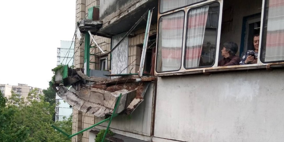 Balkon runął pod ciężarem tony ziemi.