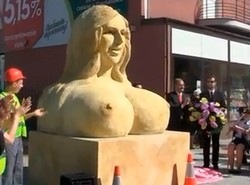 Oto pomnik Dody w Ciechanowie. Szymon uwiecznił gwiazdę