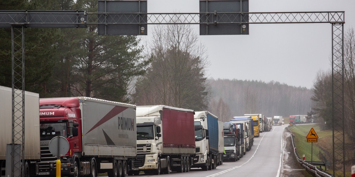 Ciężarówki wciąż jeżdżą przez polską granicę na Białoruś i dalej do Rosji