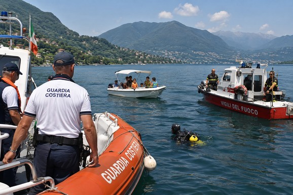 OTAC SKOČIO U JEZERO DA SPASI SINA I NESTAO Užas na popularnom letovalištu: Dvoje dece od 6 i 8 godina gledalo strašnu scenu sa čamca i dozivalo pomoć