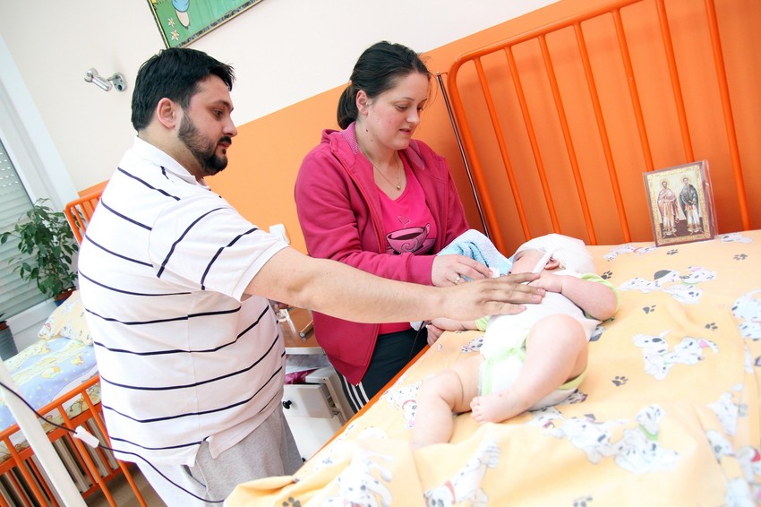 Verovali lekarima da će pomoći Konstantinu: Otac Aleksandar i majka Brankica