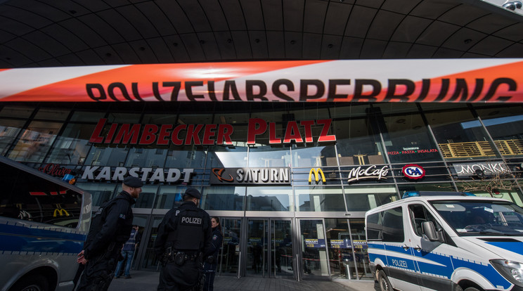 A rendőrök lezárták a bevásárlóközpontot Essenben /Fotó: AFP