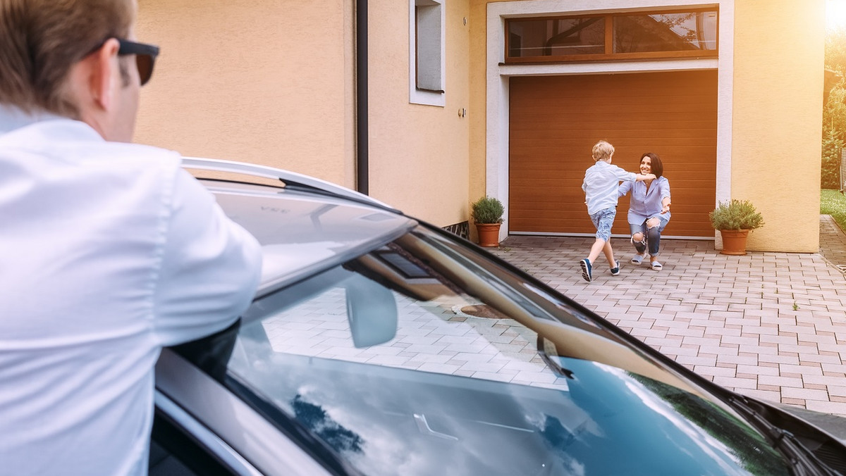 Rodzice się rozstają, tata lub mama się wyprowadza, dalej biorą rozwód. Zaczyna się nowe życie dla nich, ale także dla dziecka. W tej nowej rzeczywistości próbują stworzyć świat najlepszy z możliwych mimo rozpadu rodziny. Bardzo często jednak popełniają błędy, które odciskają piętno na psychice dzieci. Obserwuję to bardzo często w swojej praktyce terapeutycznej. Niektóre błędy powtarzają się nagminnie.