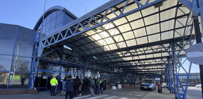 Nowy terminal lotniska ma już 10 lat. Stary budynek stał się bazą noclegową dla uchodźców