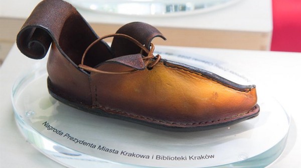 Książkę do Nagrody Żółtej Ciżemki może zgłosić każdy, niezależnie od tego, czy jest wydawcą, księgarzem, czy czytelnikiem. Zwycięzca otrzyma 25 tys. zł.