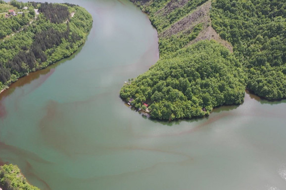 KRVAVI LIM Strani turisti podigli dron u Priboju, pa ostali u šoku: Nepoznata materija preplavila reku, a stručnjaci su zbog jedne stvari posebno u strahu (FOTO, VIDEO)
