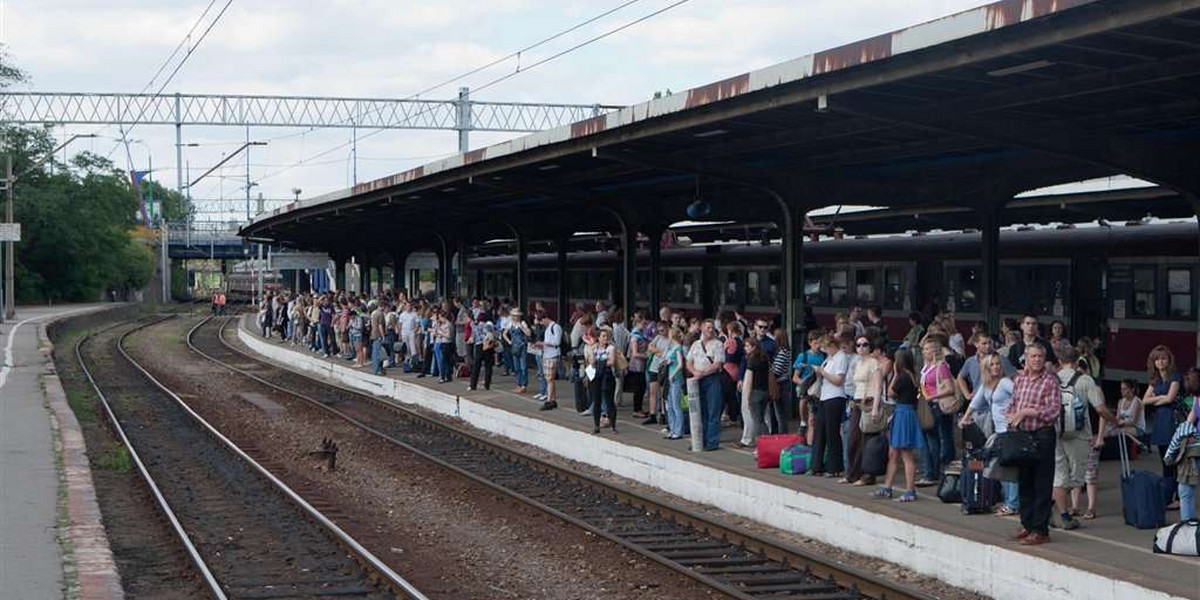 poznań, tłok, pociągi, dworzec, wakacje, podróżni