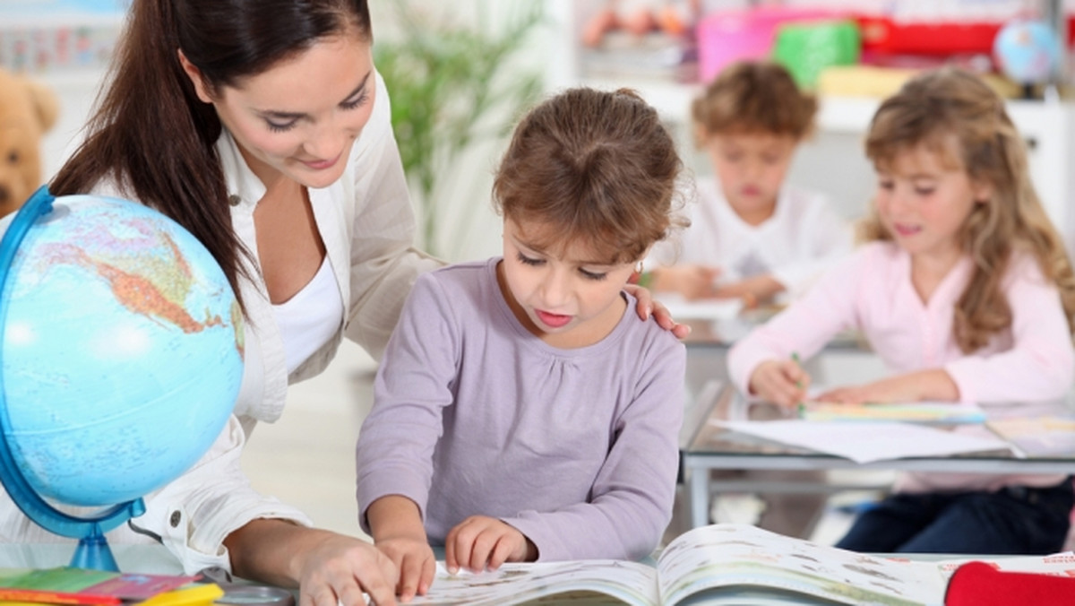 Zdarza się, że mama i tata wiedzą lepiej, jak uczyć i wychowywać dzieci. Z nauczycielami wykłócają się o oceny, pouczają, jak mają prowadzić lekcje. Kiedy dziecko coś zbroi, zawsze stają po jego stronie strasząc kuratorem i ministrem edukacji. Są zmorą nauczycieli, ale też wbrew pozorom nie zachowując umiaru szkodzą swoim dzieciom. Posłuchajcie, co na ten temat mają do powiedzenia pedagodzy.