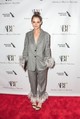 2018 - Míg Katie Holmes szürke öltönye klasszikusnak számít, a toll díszítéssel teljesen egyedi lett a megjelenése