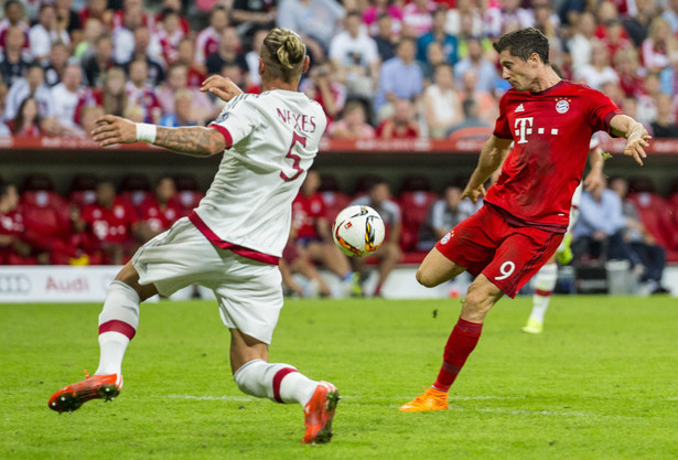 Cudowny gol Roberta Lewandowskiego. Bayern wygrał z AC Milan 3:0. WIDEO