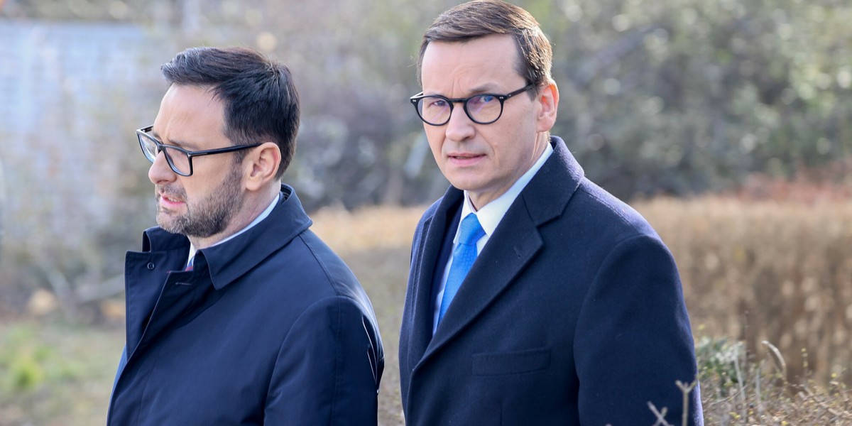 Były premier Mateusz Morawiecki i były prezes Orlenu Daniel Obajtek.