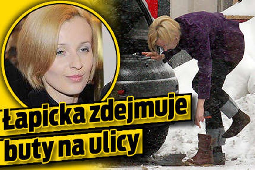 Łapicka zdejmuje buty na ulicy