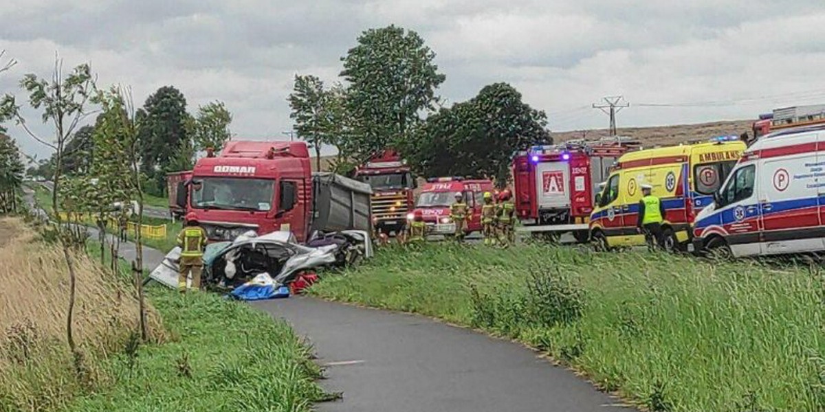 Tragiczny wypadek pod Koszalinem. Nie żyje trzech młodych mężczyzn.