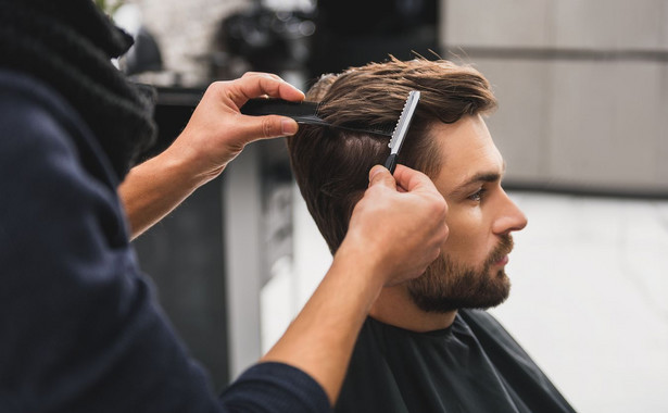 Rzecznik rządu podał "realny termin" otwarcia salonów fryzjerskich
