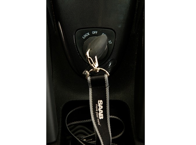 Saab 9-3X - szwedzka stal gotowa do przygody. Dzielnie zwalczy dziki teren, choć woli asfaltowe bulwary. Mogą być dziurawe jak sito - czyli idealnie sprawdza się na polskich drogach...