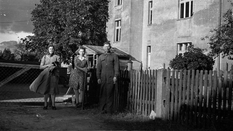 Rodzina polskich repatriantów zza Buga przed swoim nowym domem, Bolesławiec, 1947 [zdjęcie ilustracyjne]