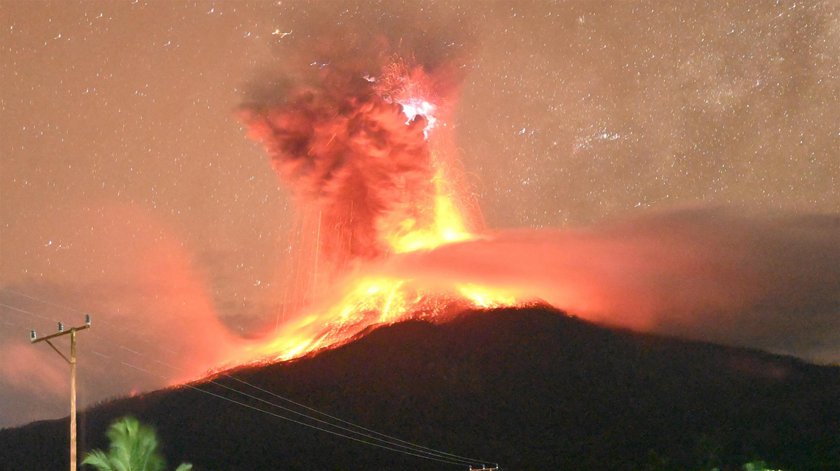 The volcano on the island of Flores threw the ash to 11 km. Chaos and evacuation of people