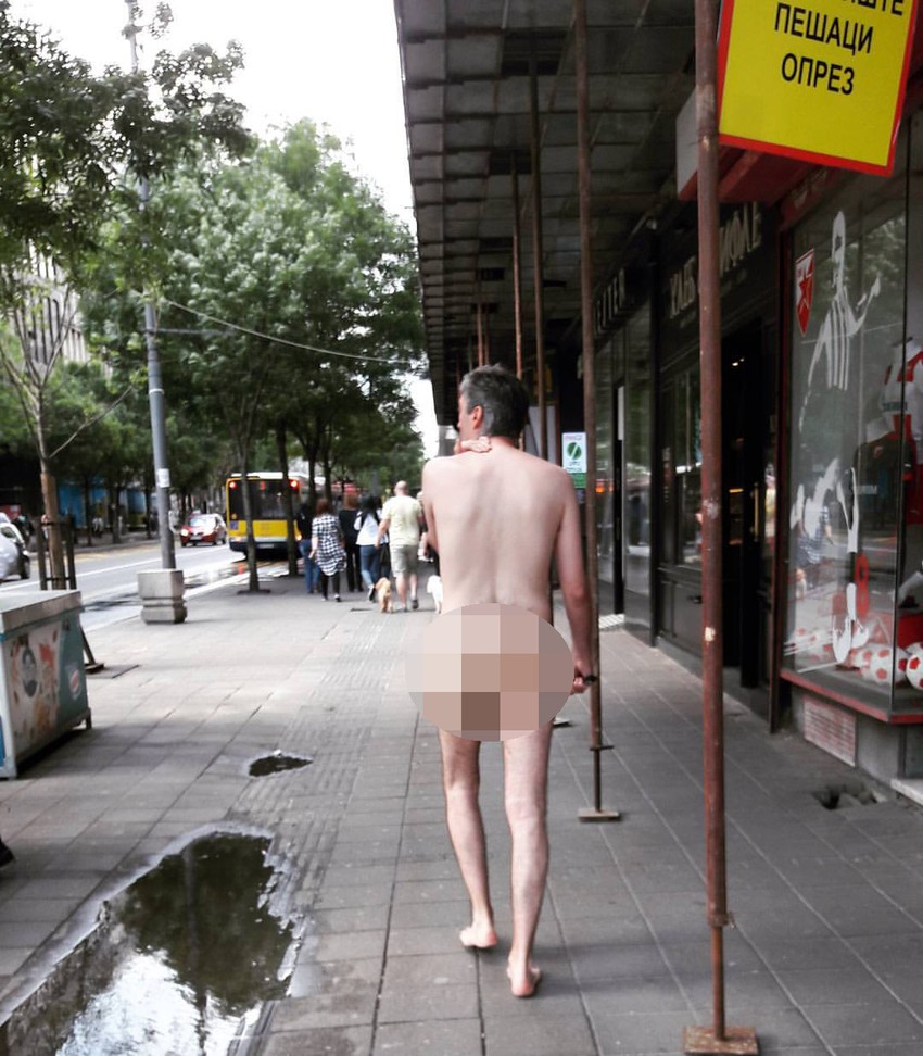 Neki nagađaju da je u pitanju opklada, drugi da je odbegli ljubavnik