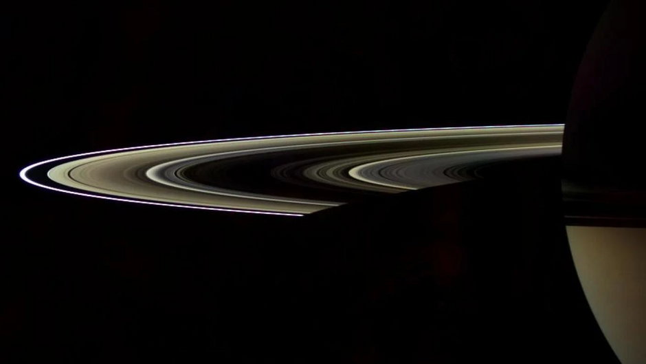 Pierścienie Saturna sfotografowane przez sondę Cassini