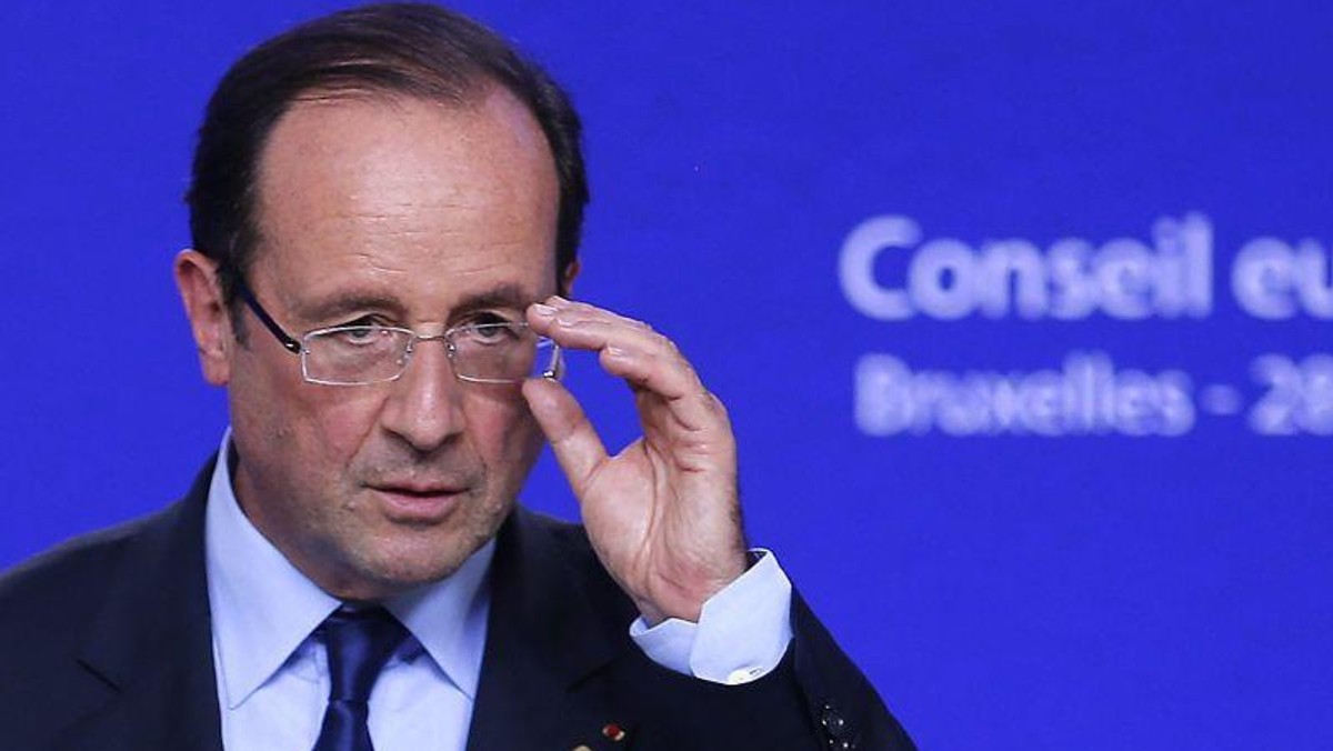 Francois Hollande na niebieskim tle