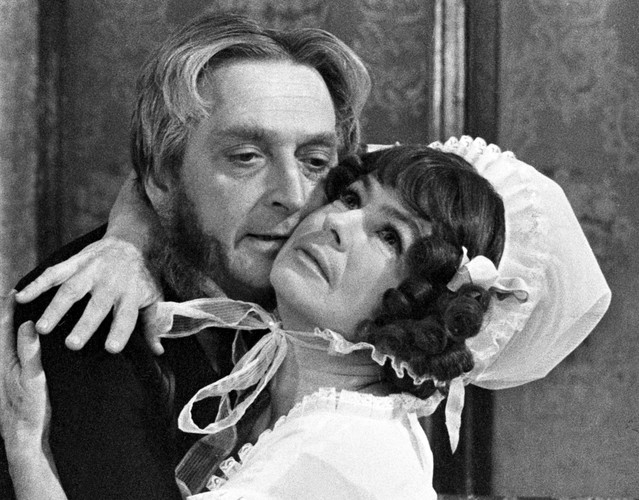 Czesław Wołłejko i Danuta Szaflarska w spektaklu Teatru Telewizji 'Rybka we czworo' w 1969 roku