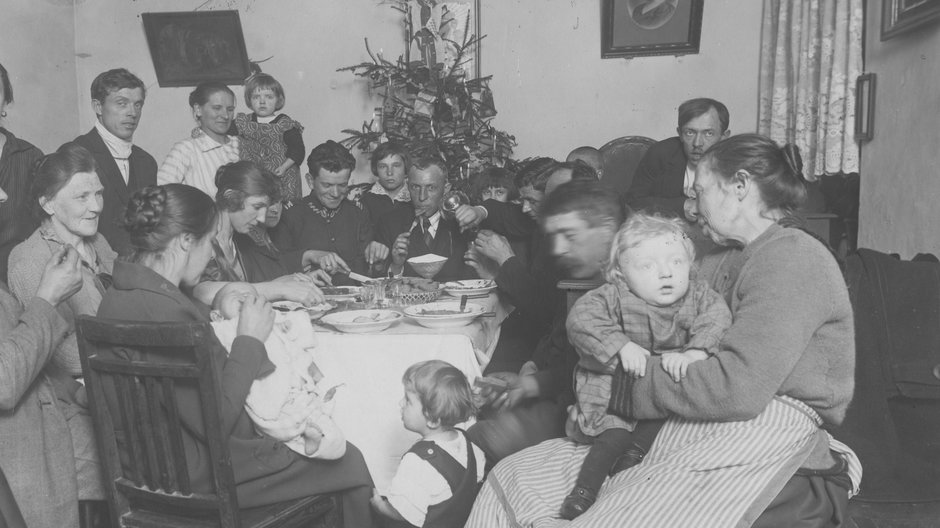 Członkowie rodziny przy wigilijnym stole. Zdjęcie wykonano w Warszawie w 1926 r.