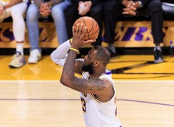 Liga NBA. LeBron James w samej końcówce przesądził o wygranej Lakers