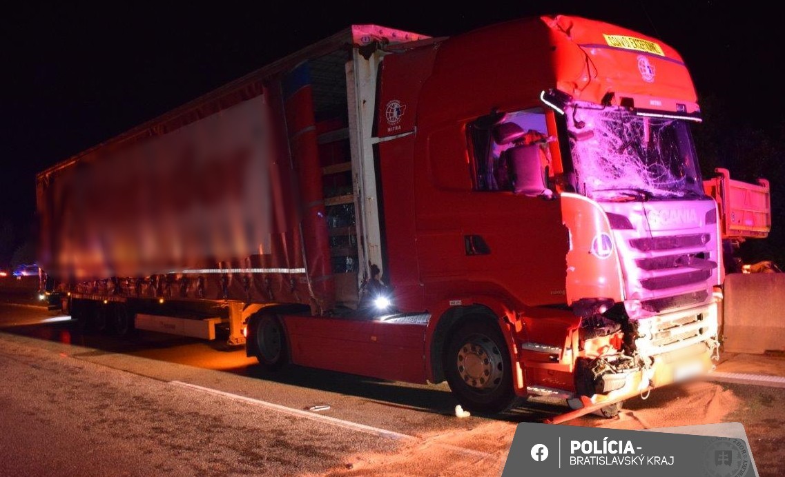 Nehoda dvoch nákladných súprav a auta sa stala krátko po 23.00 h.