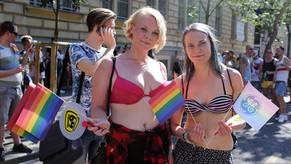 Melltartós csajok és bőrtangás palik - így ünnepelték a szabadságot a Budapest Pride-on - fotók