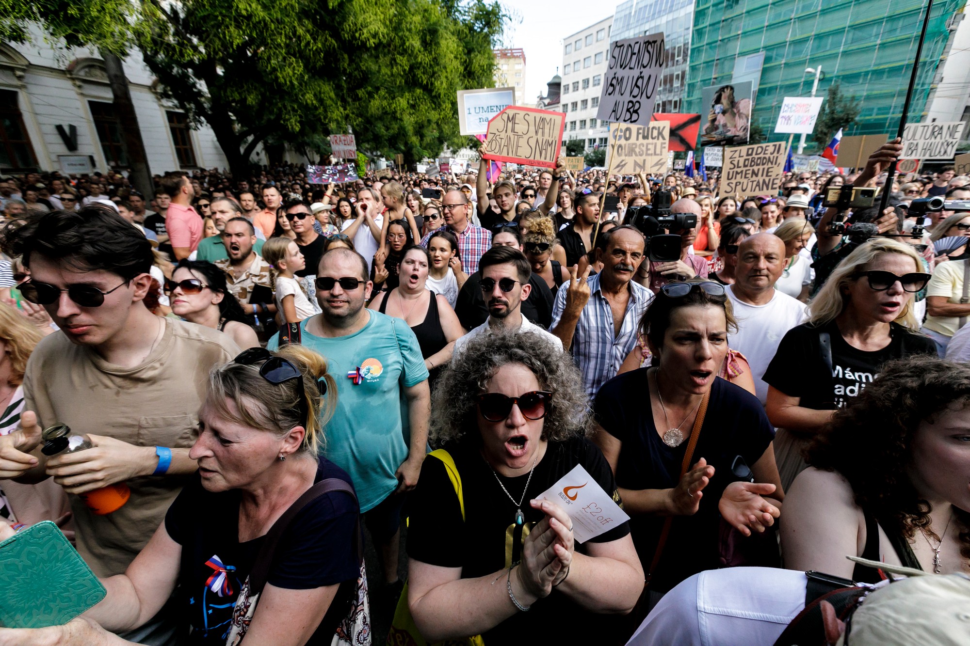V Bratislave proti krokom Ministerstva kultúry (MK) SR protestovali v pondelok večer tisíce ľudí.
