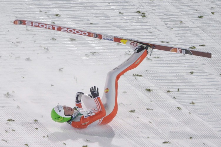 Fatalne upadki na skoczni w Kuusamo. Wellinger i Lanisek trafili do szpitala