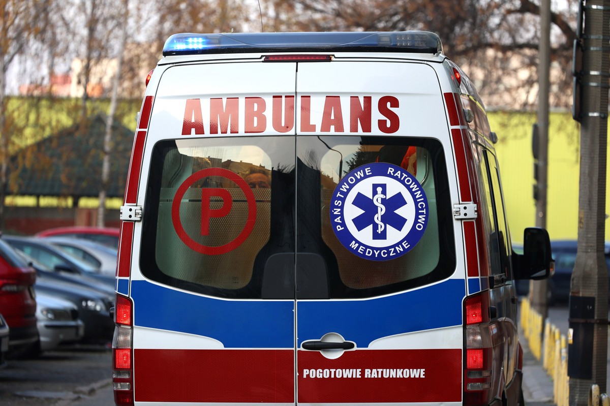 ambulans karetka pogotowia szkoła wypadek śmierć uczniowie prokuratura
