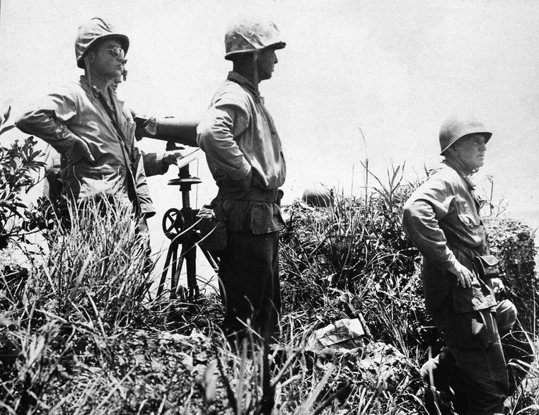 Ostatnie zdjęcie gen Bucknera (z prawej) przed śmiercią. Wojskowy zginął w trakcie walk o Okinawę w wyniku japońskiego ostrzału (fot. USMC, domena publiczna)