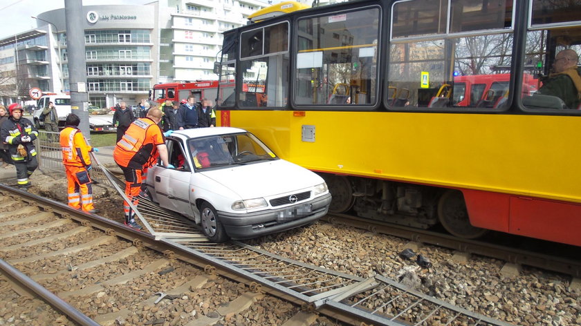 Opel zderzył się z tramwajem