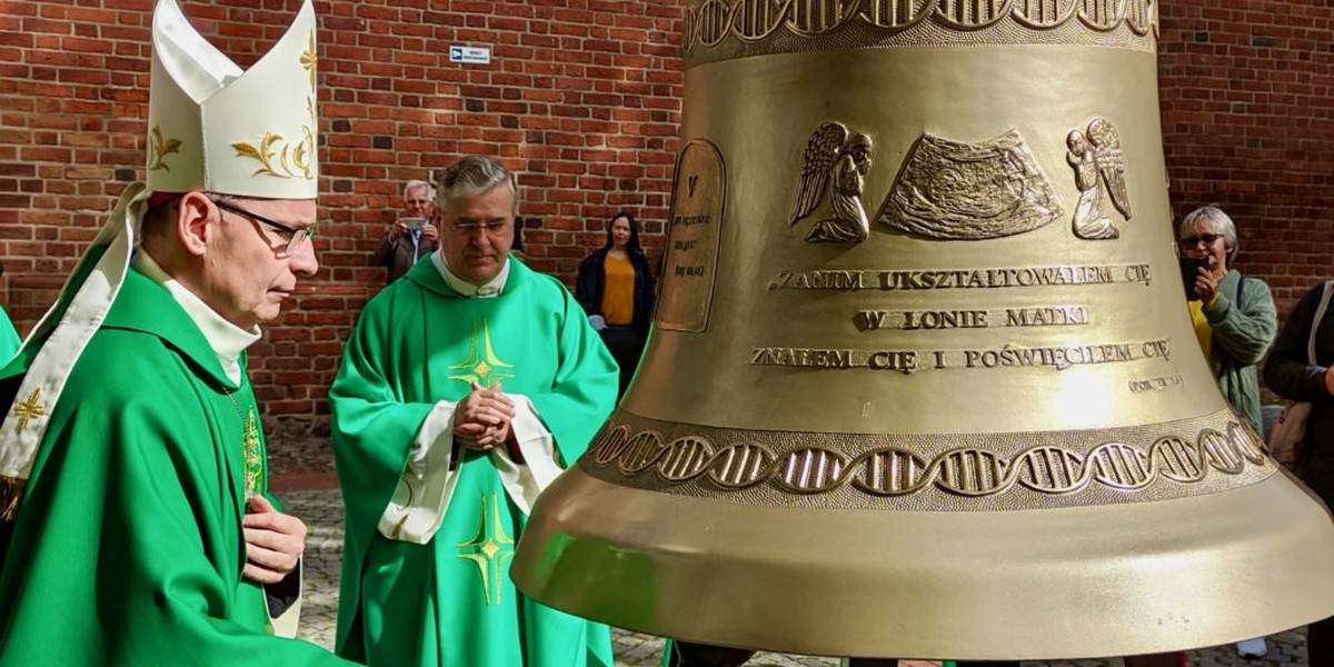 Dzwon Nienarodzonych w konkatedrze św. Jakuba w Olsztynie.