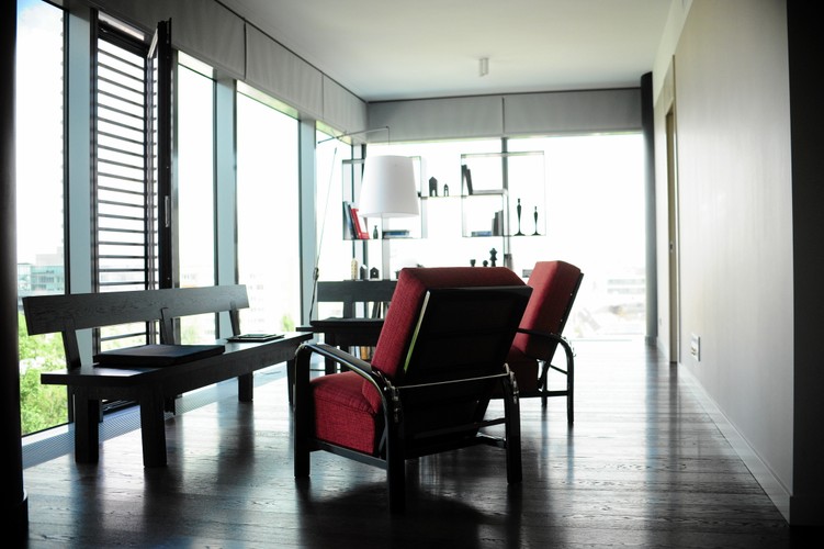 Urządzone kuchnie będą wyposażone w wysokiej jakości sprzęt AGD, a łazienki zostaną wykończone w najwyższym standardzie.