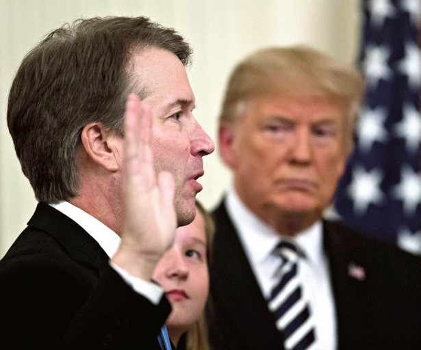 Brett Kavanaugh składa przysięgę w obecności prezydenta Donalda Trumpa