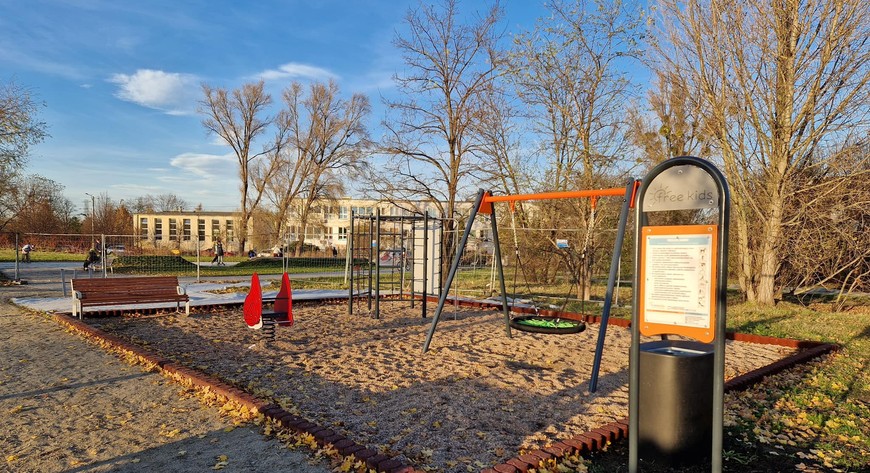 Park na Klecinie jest już na ukończeniu. W tle służący młodzieży (i nie tylko) od wiosny tego roku skatepark przy ul. Wałbrzyskiej. 